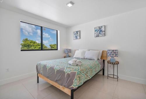 3mi to Downtown Miami 7mi to South Beach 2BDR -302-