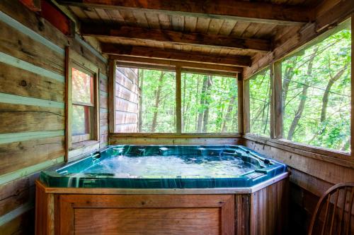 The Hartland - Hot Tub, Jacuzzi, Fireplace thumb 3