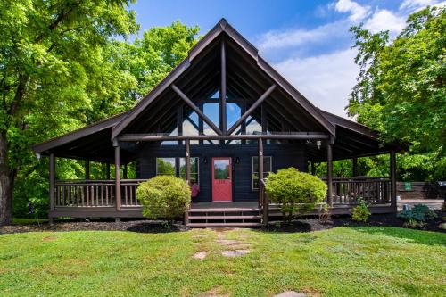 Bear Hugs - Hot Tub, 2 Fire Pits, and Fireplace in Pigeon Forge, USA