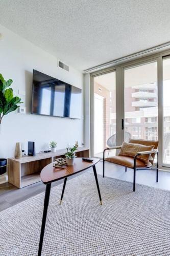 Bright Apartment Walk to Ballston Metro