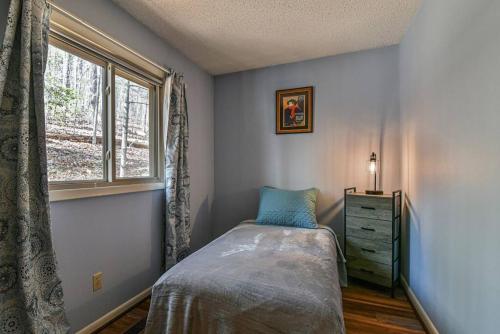 The Camby Cabin just 12 miles to downtown Asheville The Camby Cabin just 12 miles to downtown Asheville