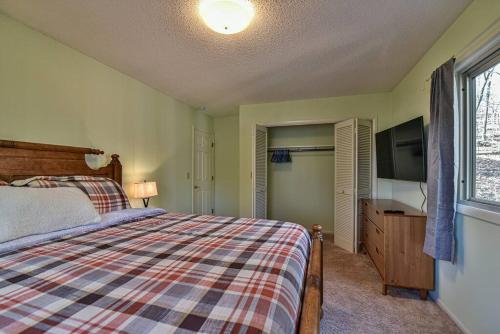 The Camby Cabin just 12 miles to downtown Asheville The Camby Cabin just 12 miles to downtown Asheville