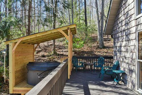 The Camby Cabin just 12 miles to downtown Asheville The Camby Cabin just 12 miles to downtown Asheville