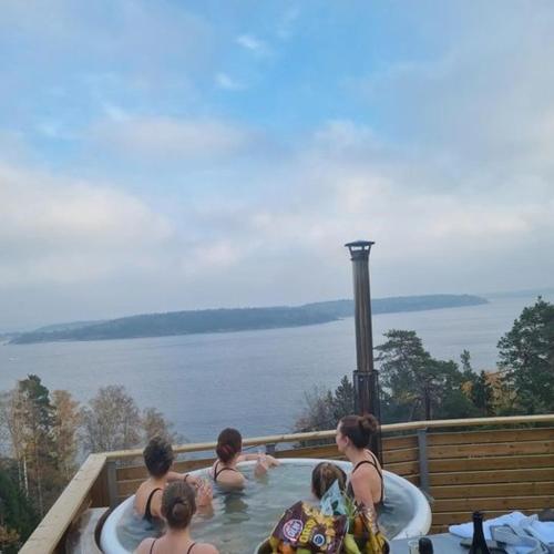 Hot tub, Archipelago villa, cabin & sauna jacuzzi with sea view, 30 minutes from Stockholm in Tyresö