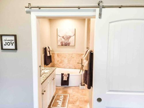 Canyon Lake Oasis! 3 MIN to Boat Ramp Pet Friendly in Canyon Lake, USA