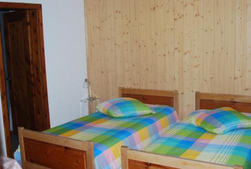 2 twin beds