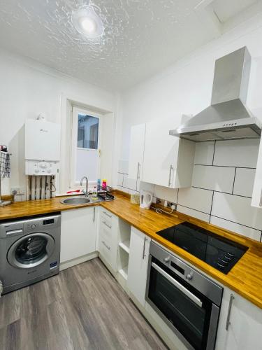 кухня, Entire Apartment with Self Check-In & Free Parking in Fife