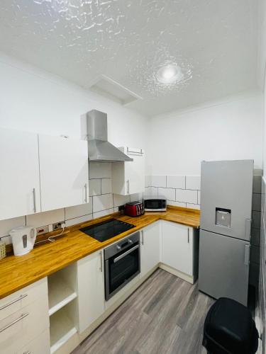 кухня, Entire Apartment with Self Check-In & Free Parking in Fife
