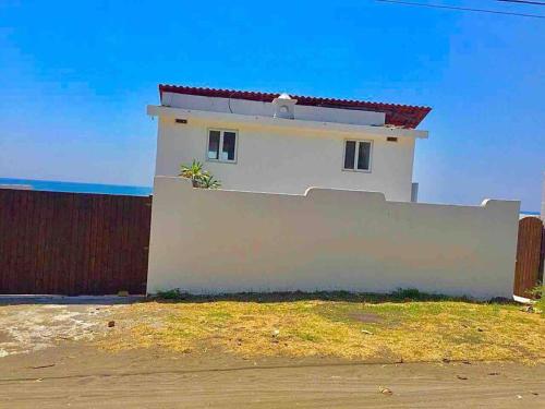 Bella casa frente al mar, con piscina privada.