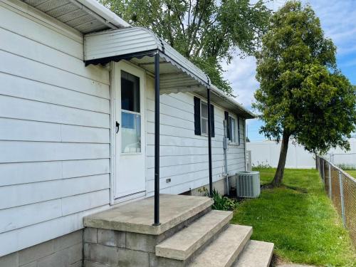 Charming Cottage with Fenced Backyard Pet Friendly