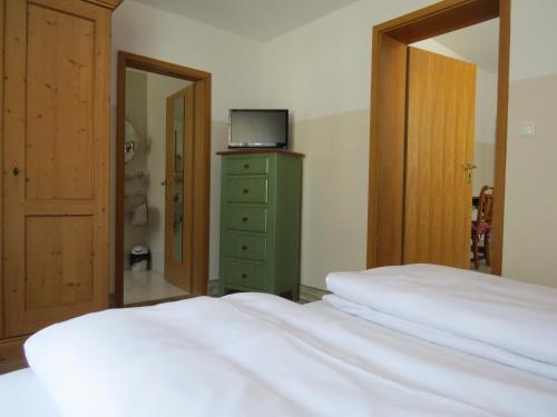 1 queen bed, 1 double bed