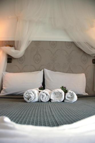 2 twin beds