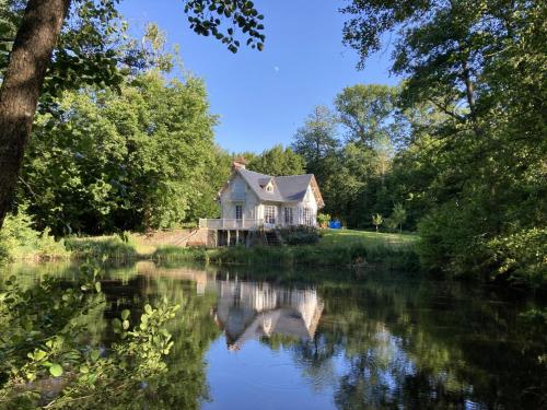 . Retraite Paisible au Cœur de la Forêt de Rambouillet avec Étang Privé et Charme Authentique - FR-1-527-8