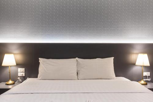 Deluxe Double or Twin Room image 2