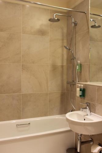 The Pipers' Tryst Hotel – Glasgow