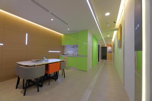 Business center, Donghao Hotel near Walami Trail