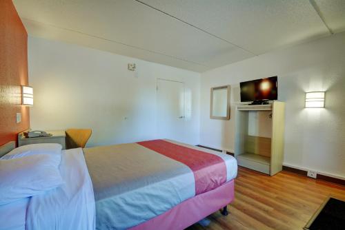 Motel 6-Chicopee MA - Springfield - image 5