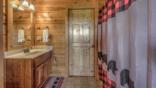 Three-Bedroom Holiday Home  room in High Country Hideaway- Pet Friendly | Close to Town | Large Hot Tub | Outdoor Fireplace