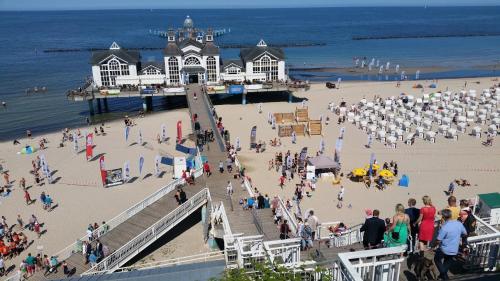 شاطئ, Fewo 7 im Fischerhaus Wintergarten und Terrasse mit Strandkorb in Altensien