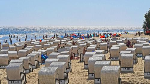 شاطئ, Fewo 7 im Fischerhaus Wintergarten und Terrasse mit Strandkorb in Altensien