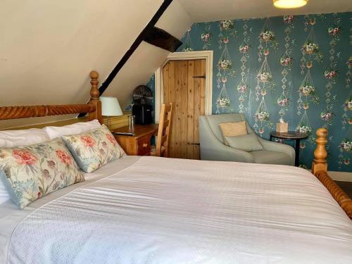 1 double bed, 1 twin bed