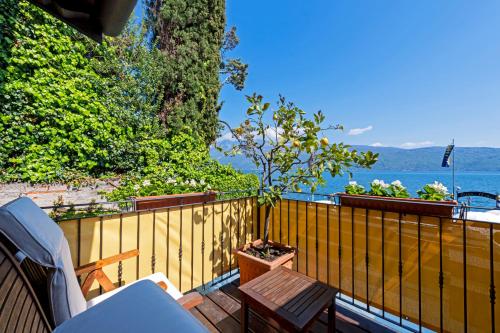 Suite with Lake View and Balcony 