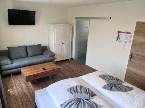 1 queen bed, 1 sofa bed