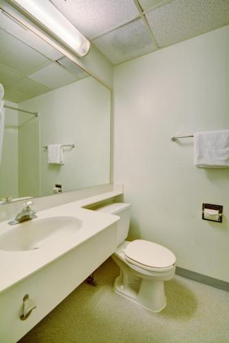 Motel6 Warwick, RI - Providence Airport - I-95 - 화장실