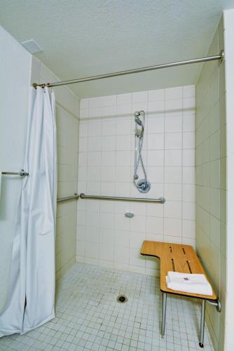 Motel6 Warwick, RI - Providence Airport - I-95 - 샤워실