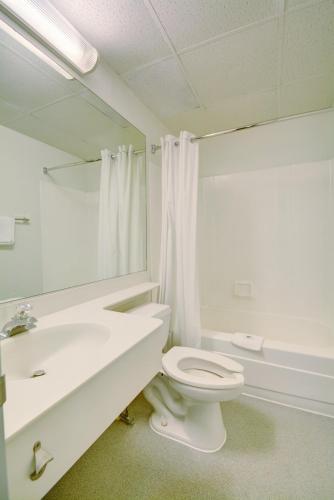 Motel6 Warwick, RI - Providence Airport - I-95 - 샤워실