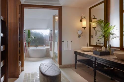 Deluxe Beachfront Villa image 5