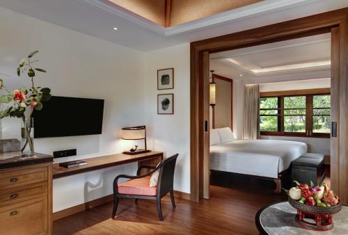 Deluxe Beachfront Villa image 4