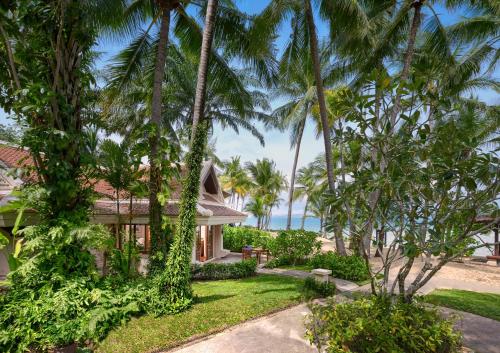 Deluxe Beachfront Villa image 6
