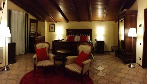 1 queen bed, 2 twin beds