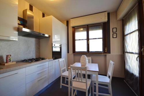 . 2 bedrooms appartement with city view enclosed garden and wifi at Vercelli