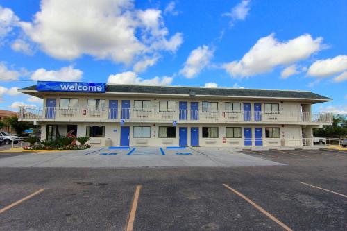 Motel 6-Kingsville, TX