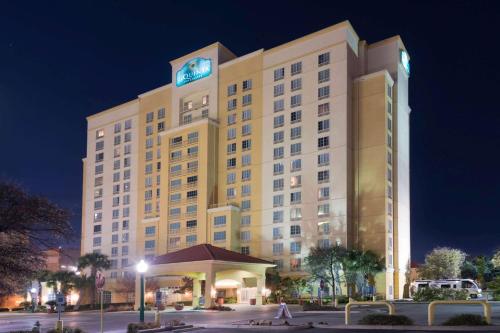La Quinta Inn & Suites by Wyndham San Antonio Riverwalk - image 5