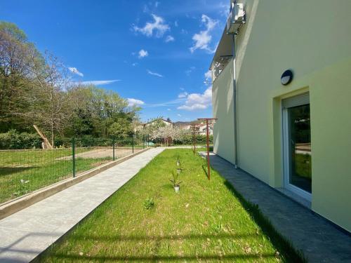 ทัศนียภาพภายนอกโรงแรม, VERT Apartman in รูเบซี