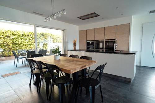 Four-Bedroom House room in VILLA EYRAC - Contemporain et familial au port d'Arcachon