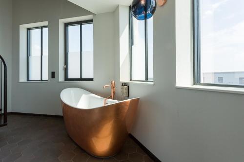 Baño, Hotel de Timmerfabriek I Kloeg Collection in Vlissingen