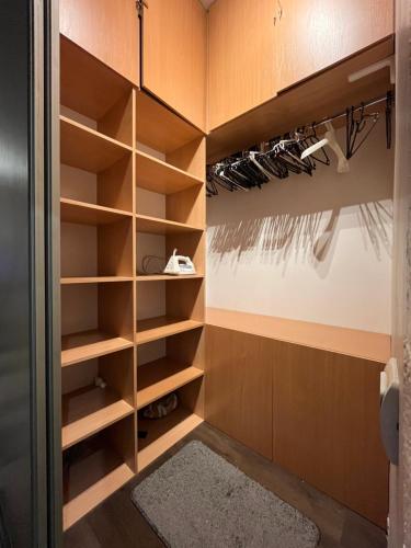 Kingsize bed SELF CHECK IN & Smart tv and FREE Parking, Riga (foto 8)