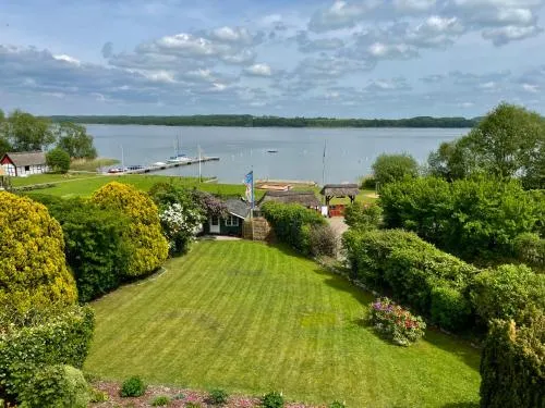 Traumhafter Seeblick mit großer Terrasse in Pogeez, Deutschland