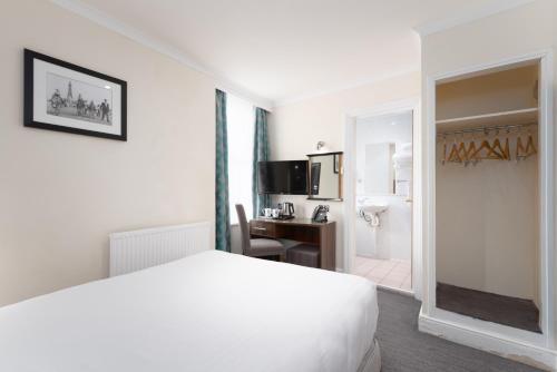 Standard Double Room image 4