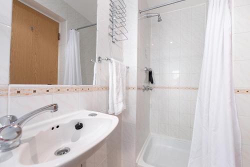Standard Twin Room image 6