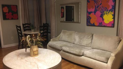 Midtown Remodeled Historic with 6 Bedrooms in Memphis, USA