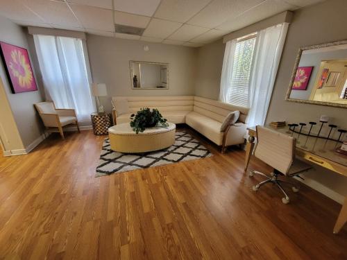 Midtown Remodeled Historic with 6 Bedrooms in Memphis, USA