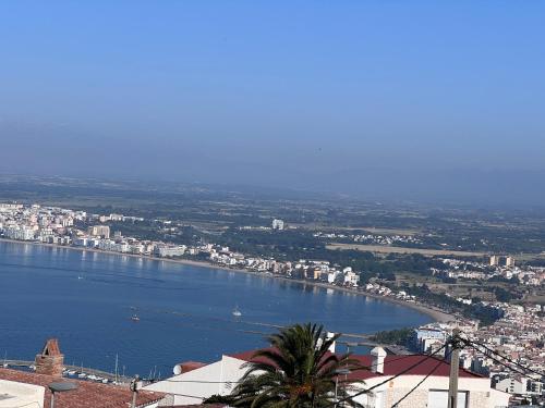 Bonito apartamento con vistas al mar y piscina