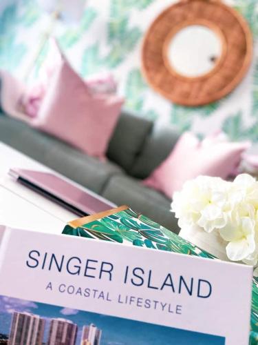 Pink Paradise at Seascape. Getaway by the beach! in Riviera Beach, USA