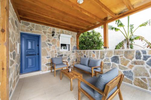 Summer Private Villa with Garden and Private Pool, Within Walking Distance to the Sea in Bodrum Gumusluk