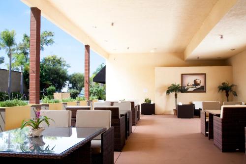 Zona de TV/saló-bar comuns, Redac Gateway Hotel in Torrance in Torrance